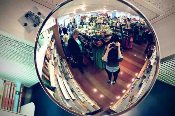 Cermin Tikungan Jadi Spot Mirror Selfie Berbayar? Ide Bisnis Sederhana Anak SMP Ini Bikin Kaget